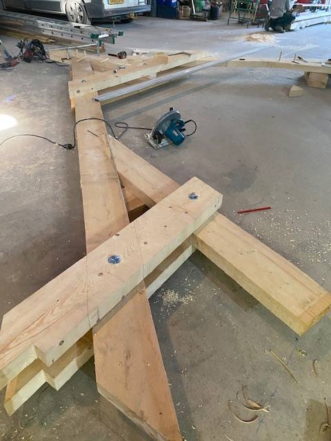 Préparation à notre atelier d’une charpente traditionnelle pour notre client à Valmont en Seine-Maritime 