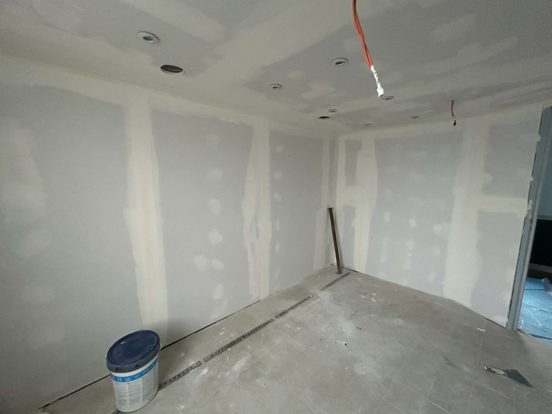 Rénovation de douches dans un internat avec des panneaux Alterna à Neville en Normandie