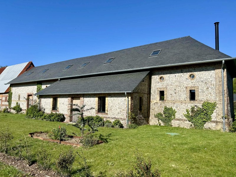 Pose de fenêtre alu gris anthracite dans la rénovation d'un bâtiment agricole pour une futur habitation aux alentours de Mentheville en Seine-Maritime