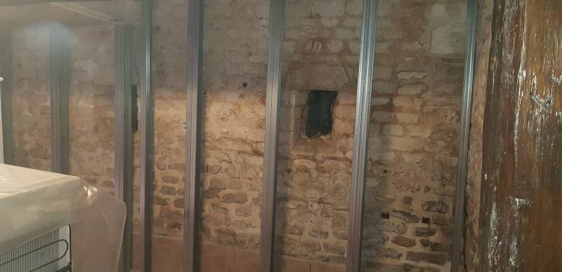 Rénovation d'une maison en isolation des murs en placo de plâtre avec laine de verre dans le secteur de Valmont proche d'Yvetot en Seine-Maritime