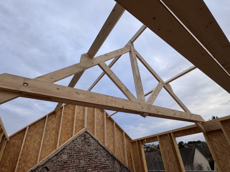 Pose d’une charpente en bois épicéa suite à une surélévation d’un étage à Cany-Barville en Seine-Maritime 76.