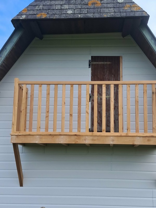 Fabrication et pose d’un balcon bois Mélèze à proximité de Cany-Barville dans le 76