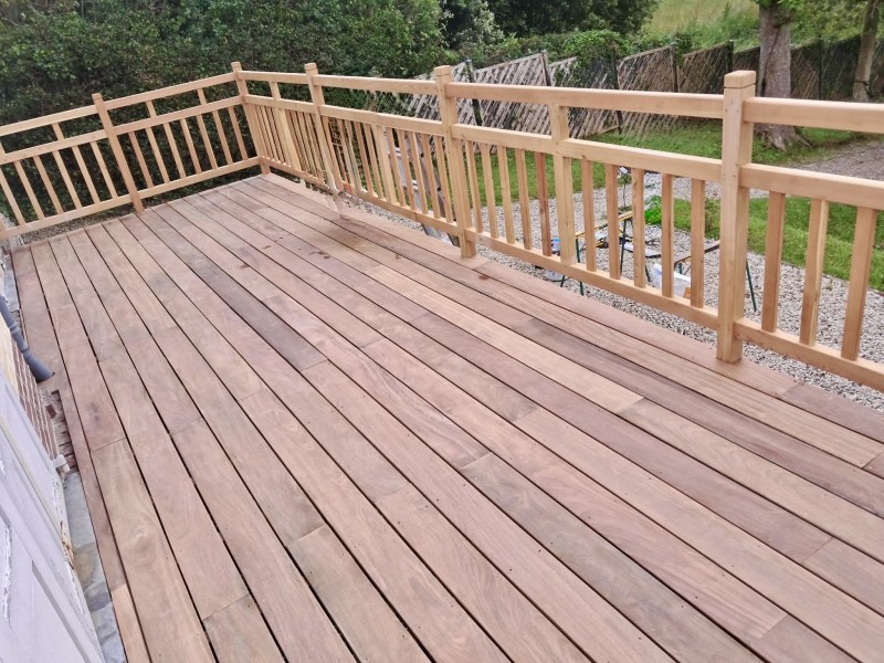 Rénovation d’une terrasse sur pilotis avec lames bois DECK CUMARU à deux pas de Saint-Pierre-en-Port dans le 76 