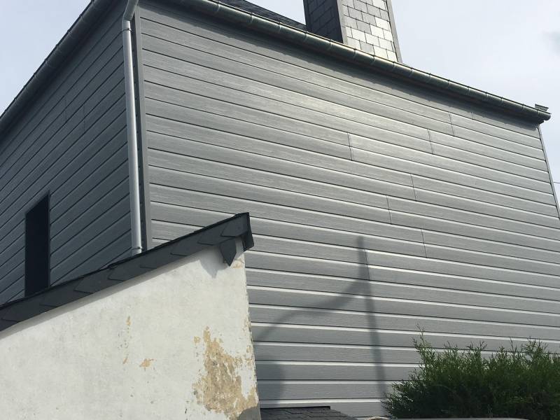 Pignon de la maison en clin avec isolation par l'extérieur